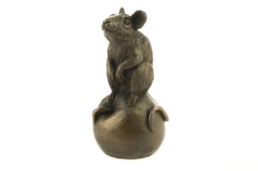 Oriele Cold Cast Bronze Cute Mouse Sitting On Apple Figure Figurine Decoration